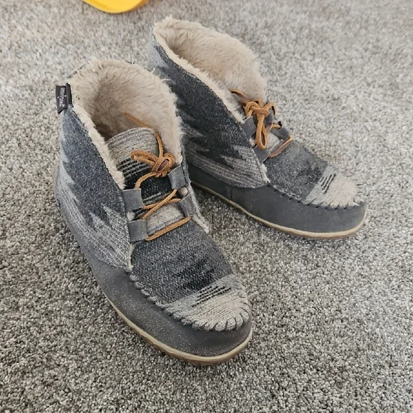 Minnetonka Fuzzy Cream and Gray Slippers - Picture 1 of 4